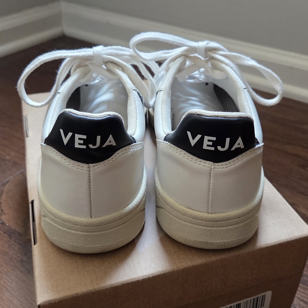 Veja White and Black Women's Sneakers Size 9 - Picture 6 of 9